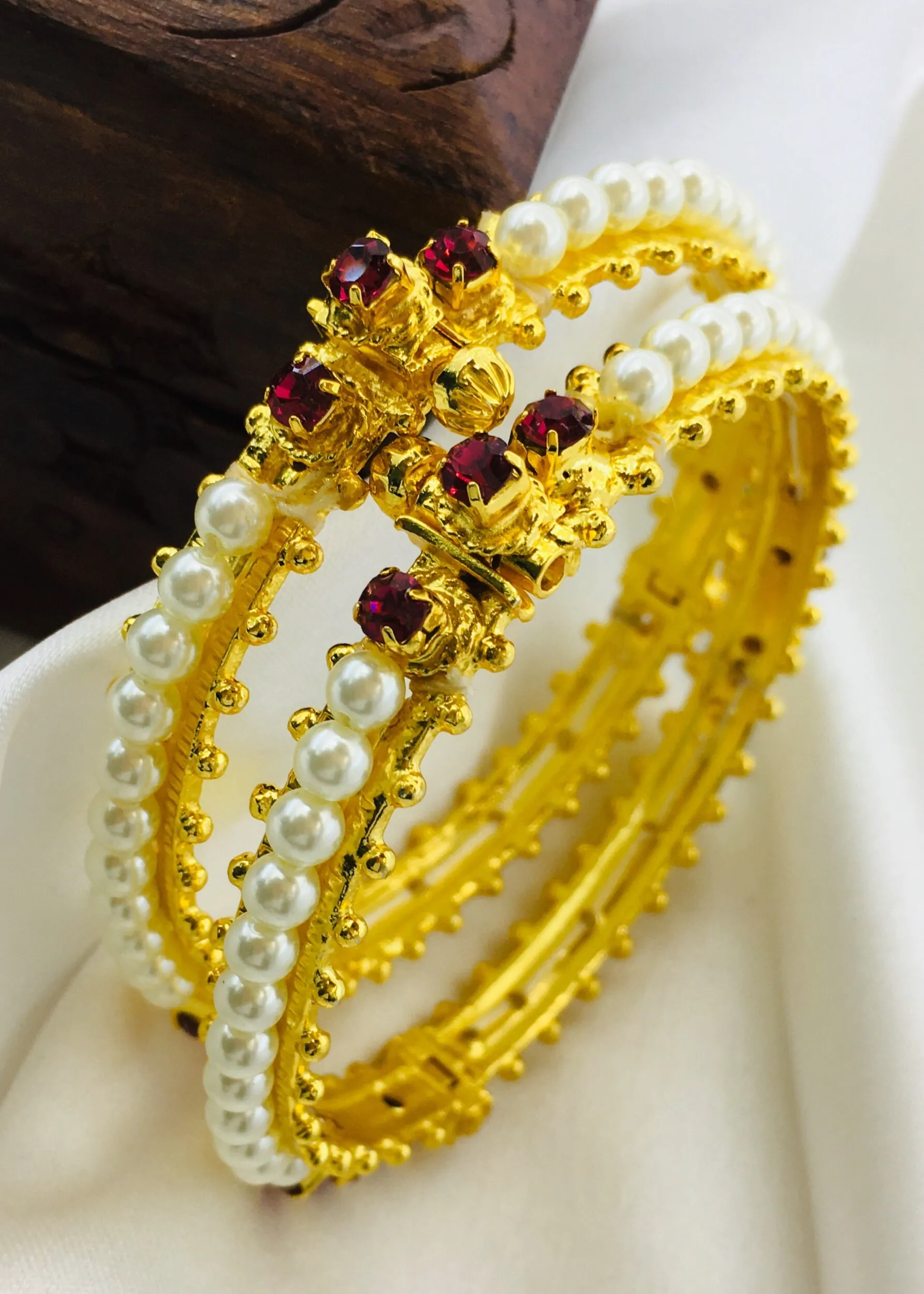 ALLURING MOTI BANGLES
