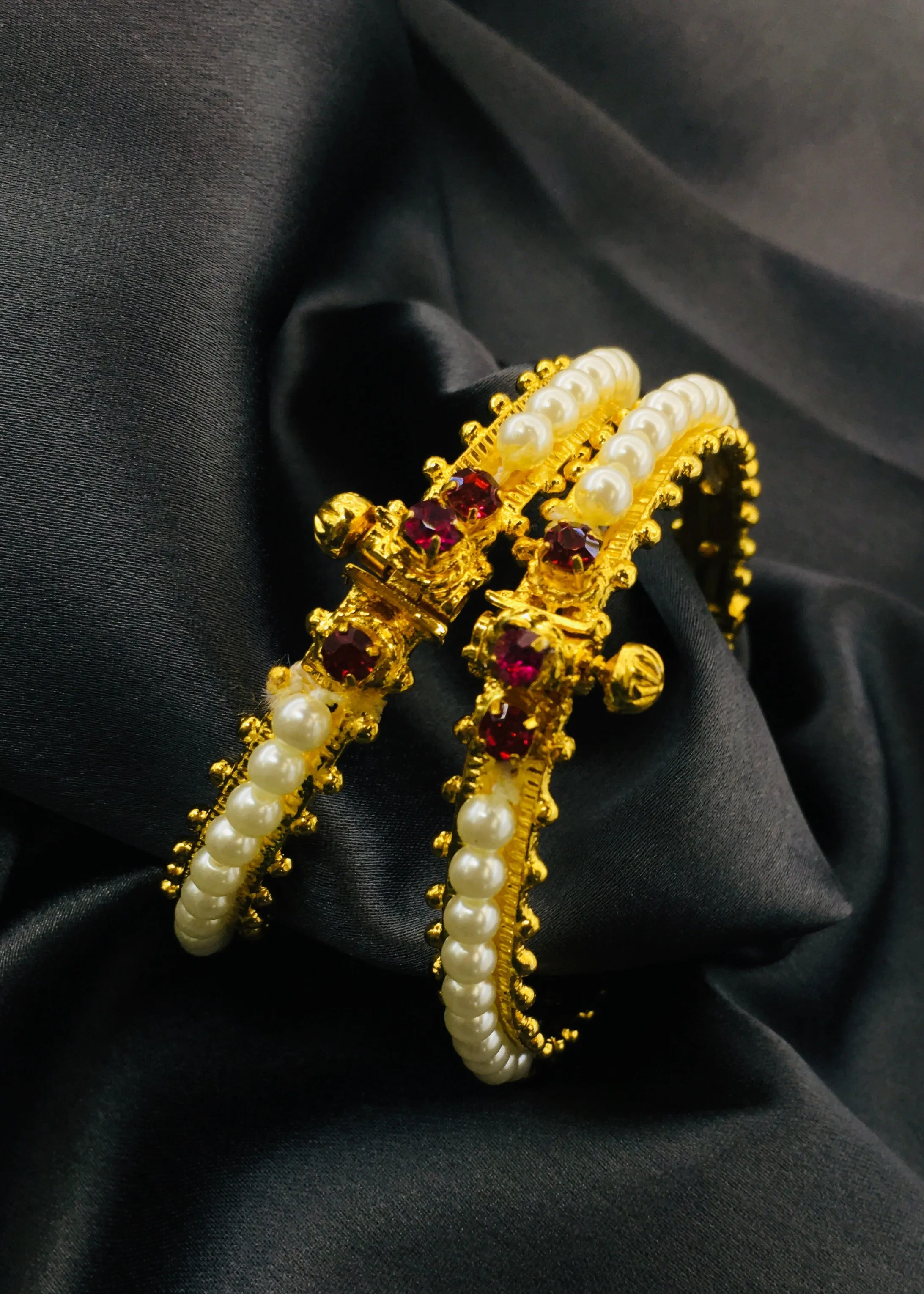 ALLURING MOTI BANGLES