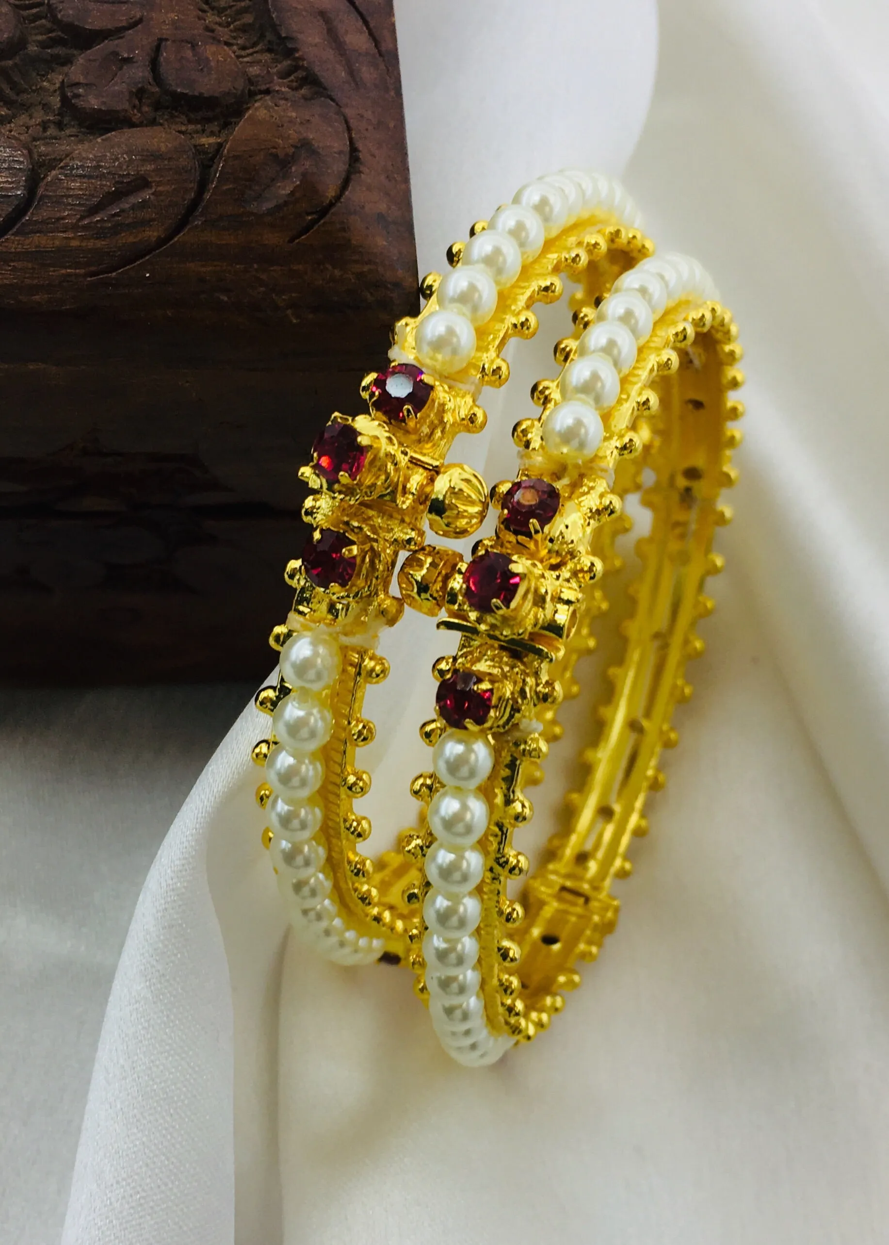 ALLURING MOTI BANGLES