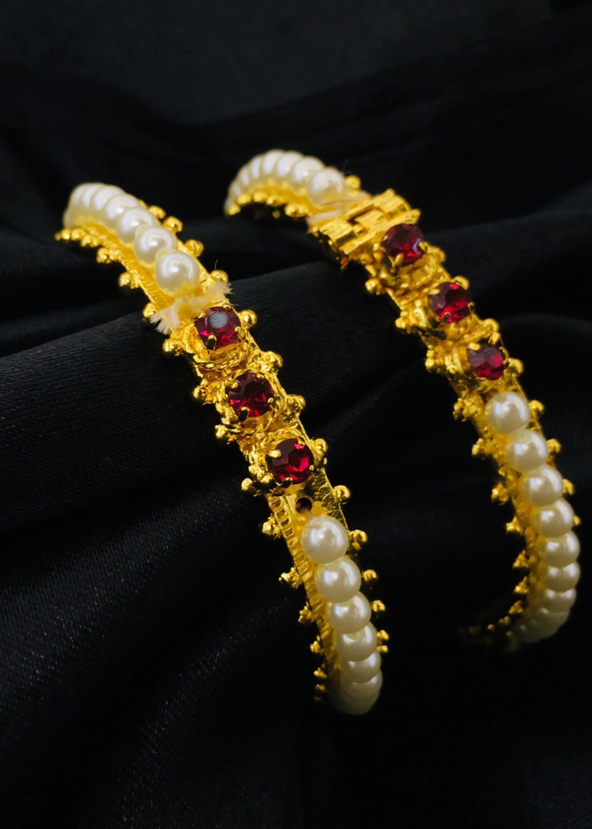 ALLURING MOTI BANGLES