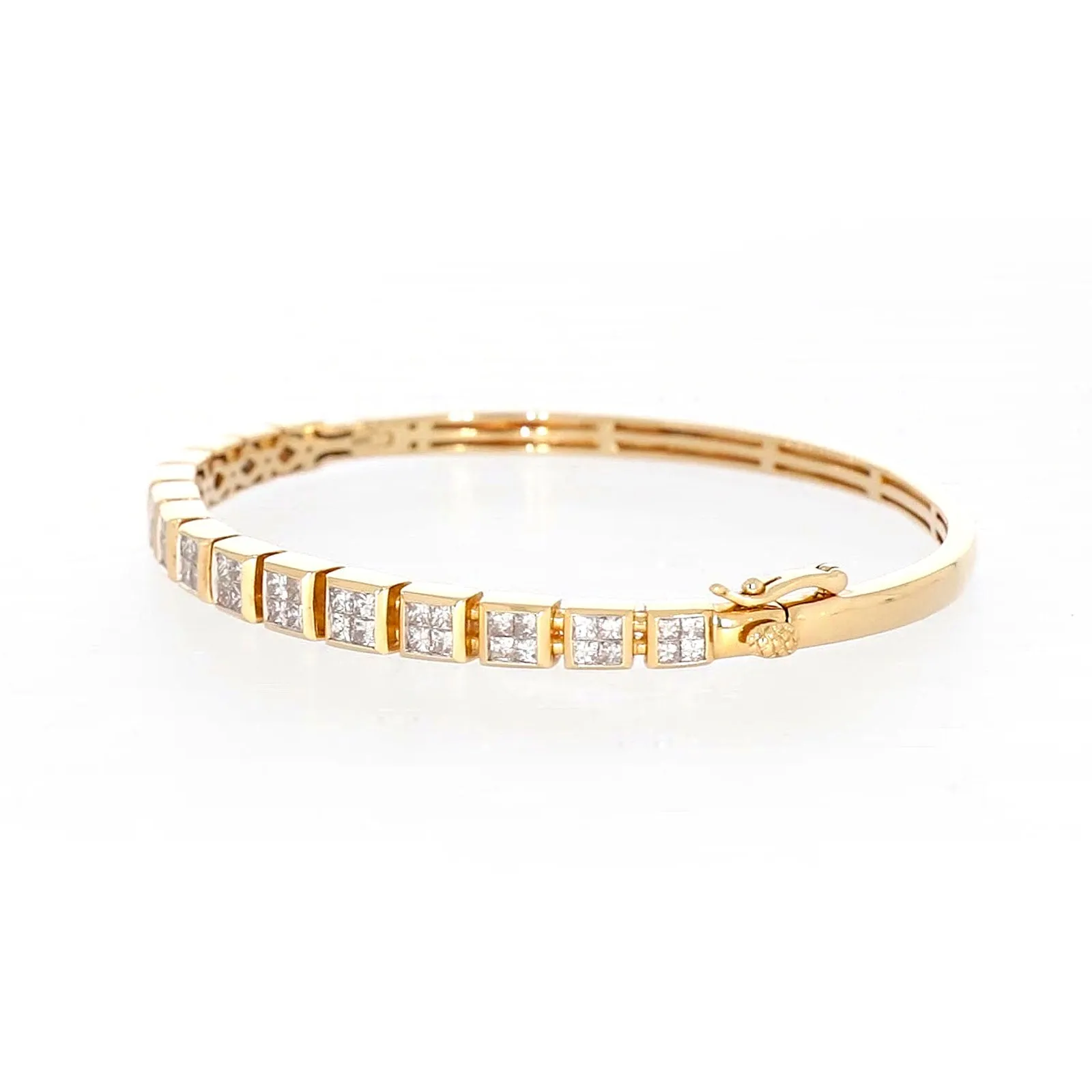 New York 14ct Yellow Gold Princess Cut 1 3/4 CARAT tw of Diamonds Bangle