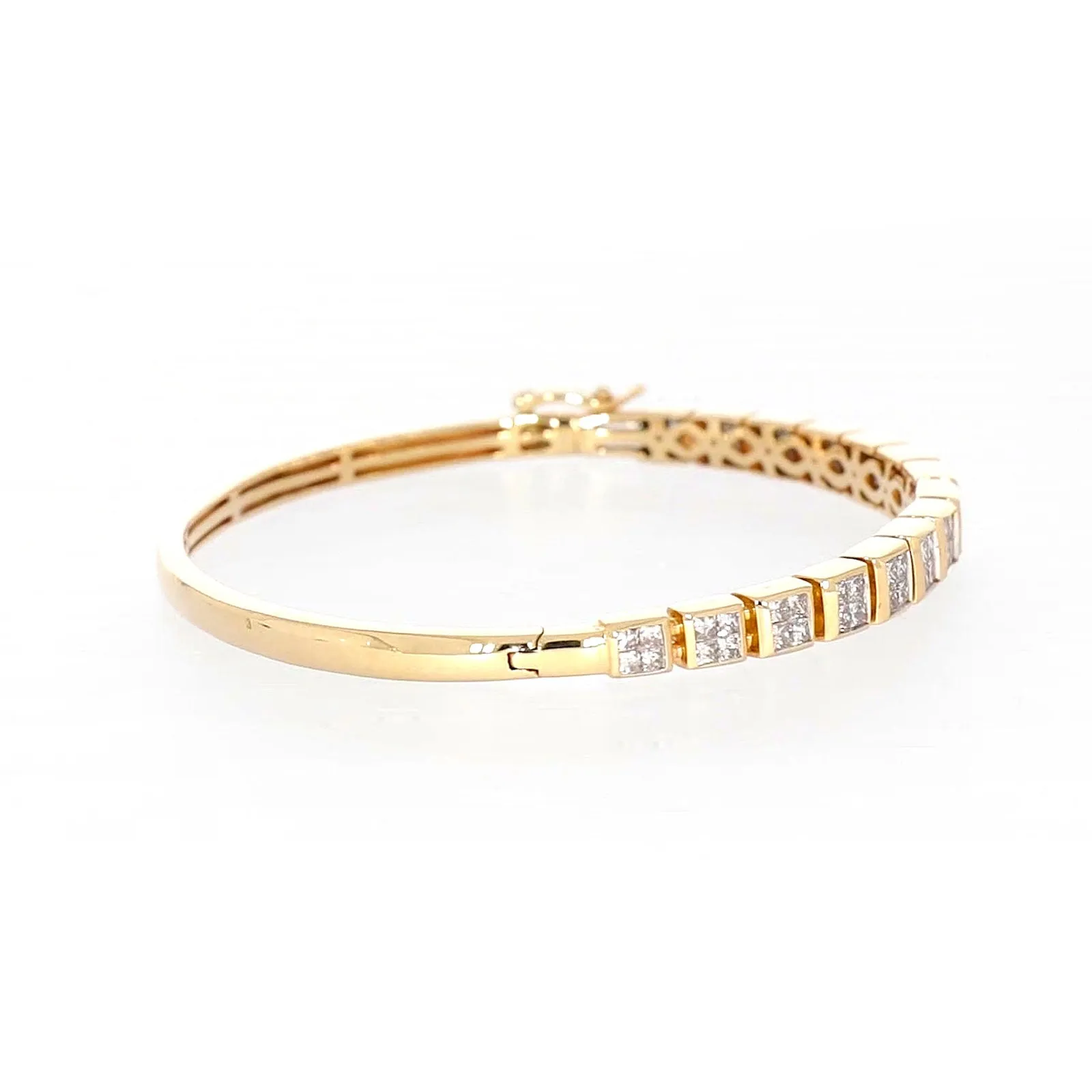 New York 14ct Yellow Gold Princess Cut 1 3/4 CARAT tw of Diamonds Bangle